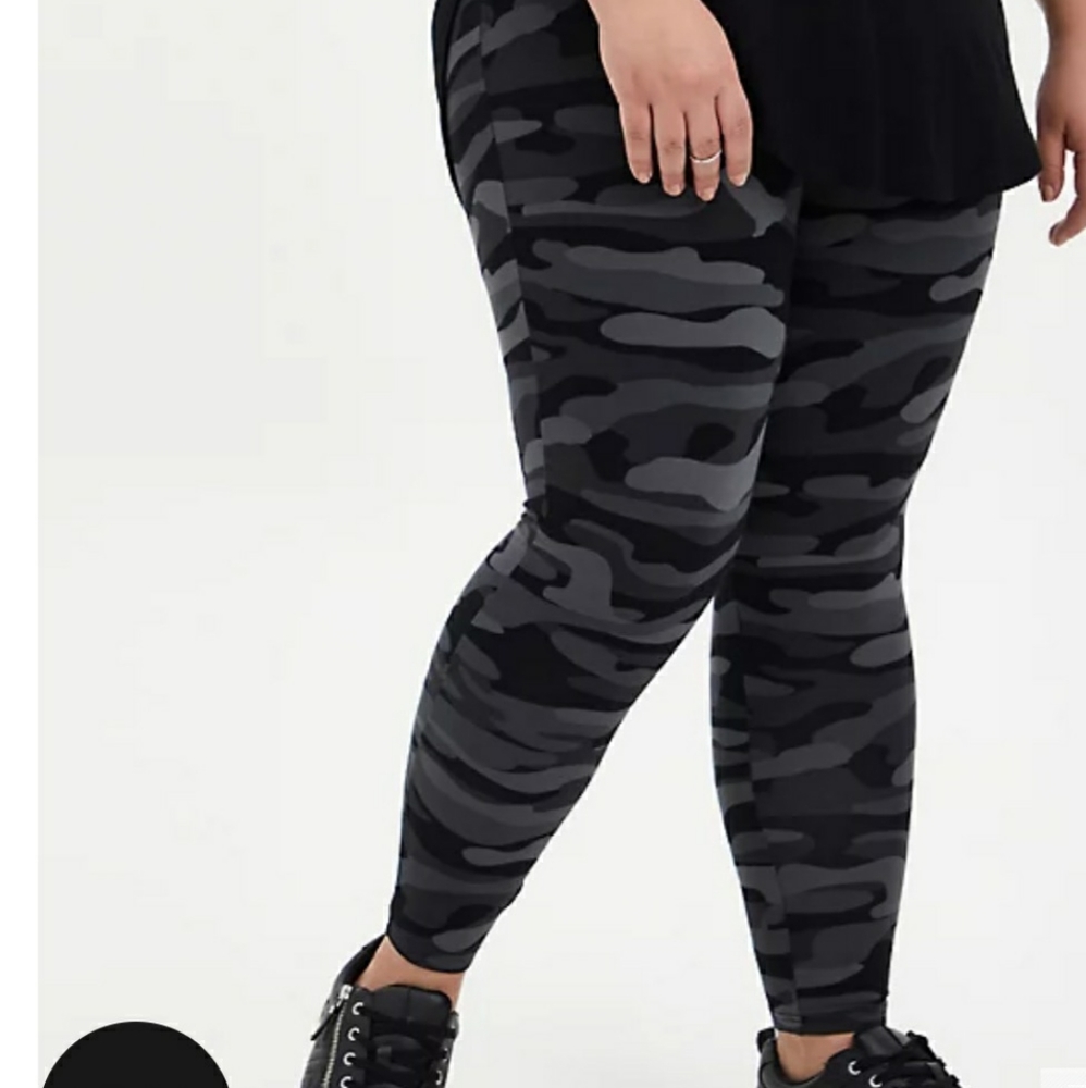 Activewear pants built-in tummy control lattice strappy bottom